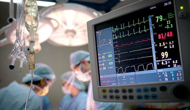 Doctores atendiendo un paciente en M�dica Sur.