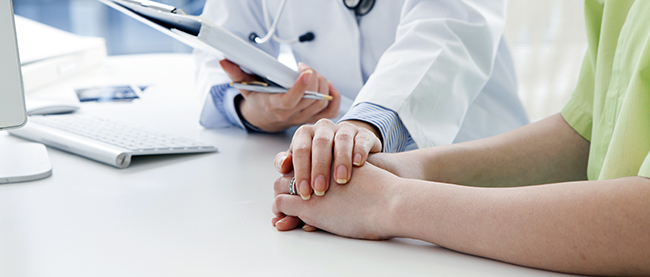 Atenci�n personalizada: doctora d�ndole la mano a paciente.
