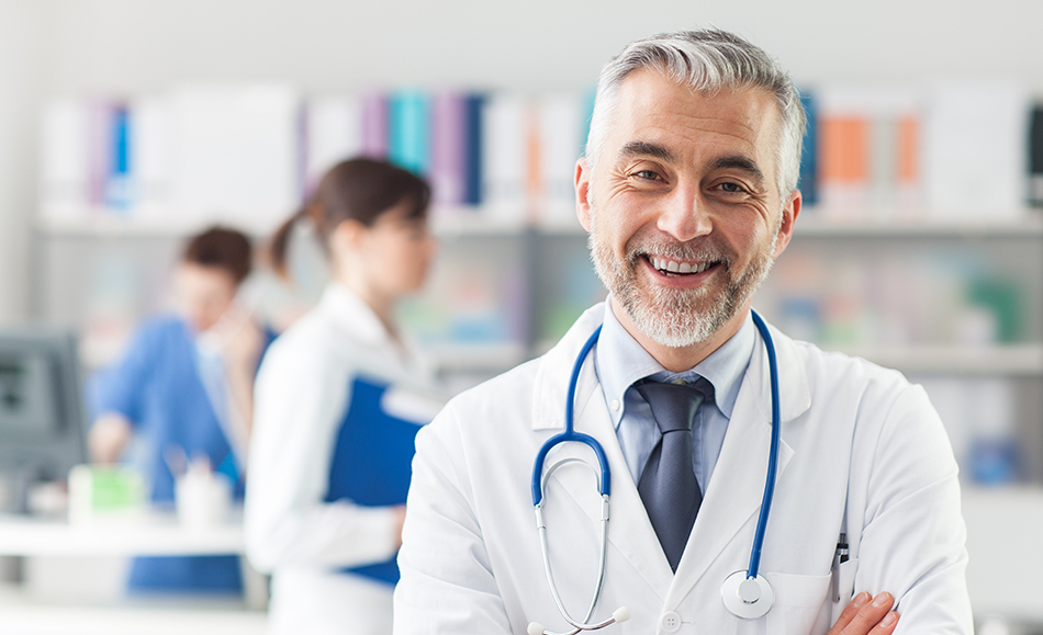 Póngase en contacto con nosotros. Doctor sonriendo.