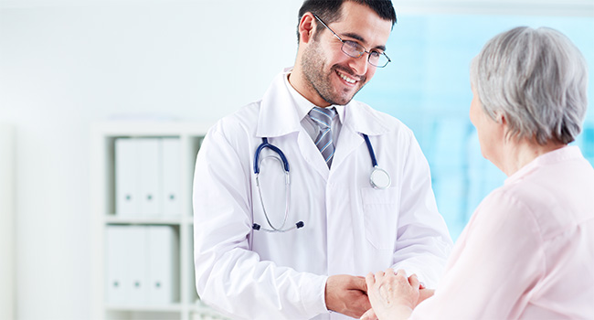 Doctor informando a paciente.